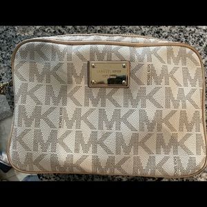Michael Kors Crossbody!